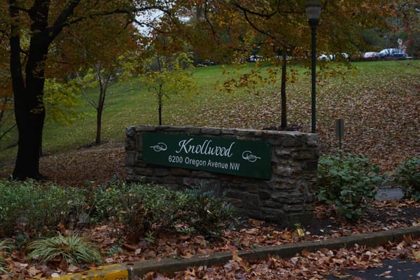 Sign for Knollwood Life Plan Community at entrance