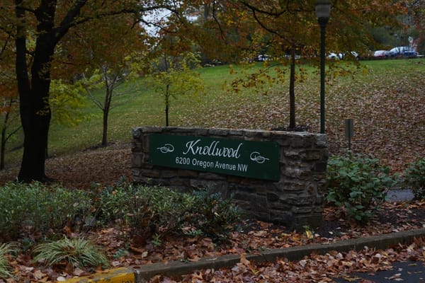 Signage for Knollwood Life Plan Community at entrance