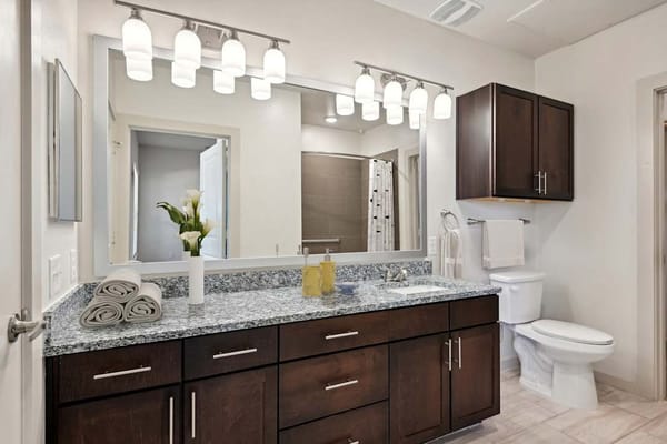 Bright and modern bathroom with a vanity