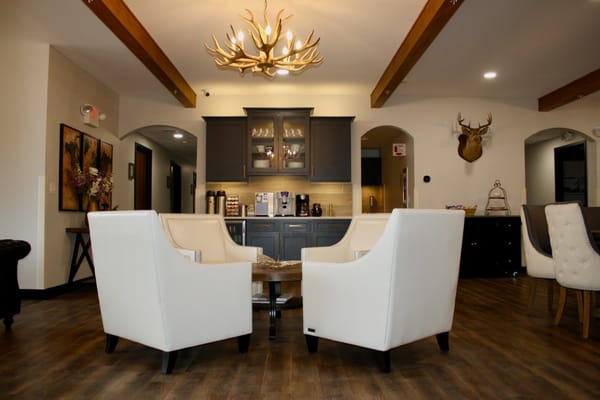 Common area with seating and decor in the facility