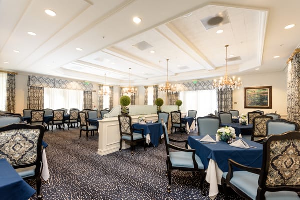 Elegant dining room with blue tablecloths and decor