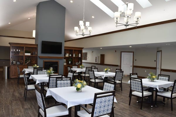 Bright dining area with tables and flowers