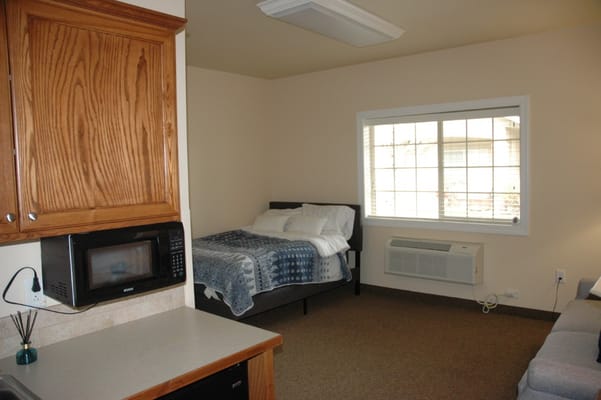 Cozy room with bed and kitchenette in Edgewood Spring Creek Overland