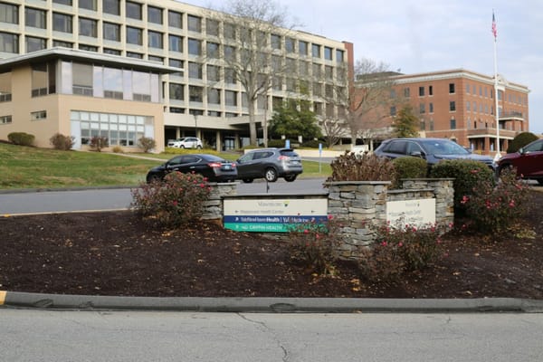 Directional signage for Masonic Healthcare Center and nearby facilities.