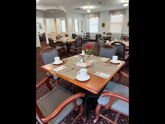 Well-set dining room with tables and flowers