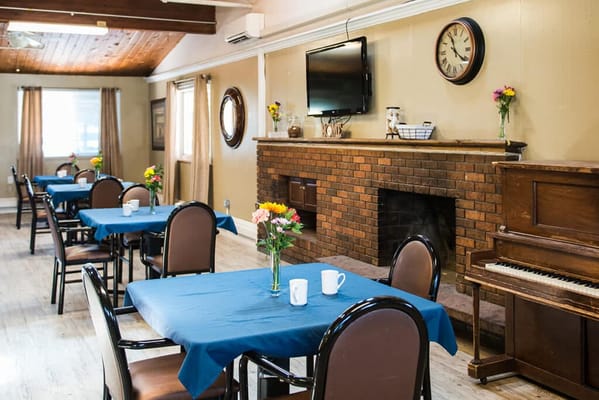 Bright dining area with tables and flowers