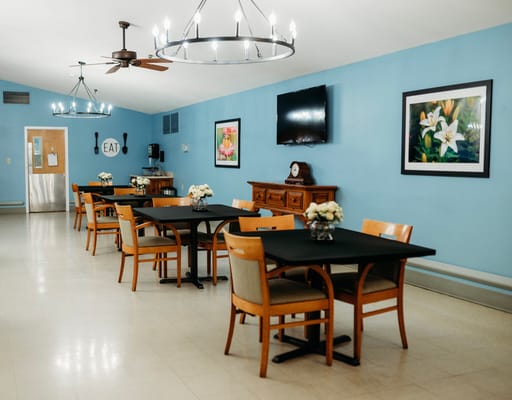 Bright dining area with tables and flowers
