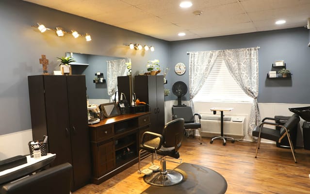 Bright salon with chairs and mirrors