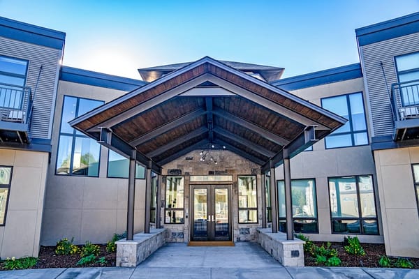 Front entrance of Sopris Lodge at Carbondale