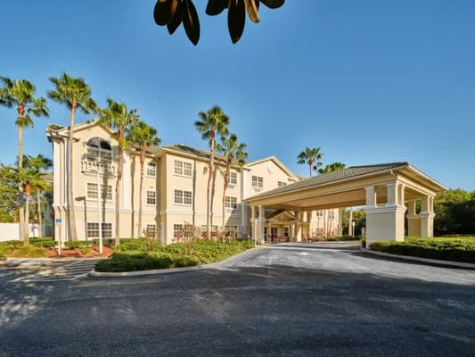 Front entrance of The Inn at Freedom Square with palm trees