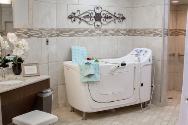 Accessible bathing area in a modern bathroom