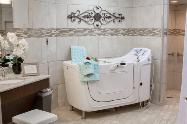 Accessible bathing area in a modern bathroom