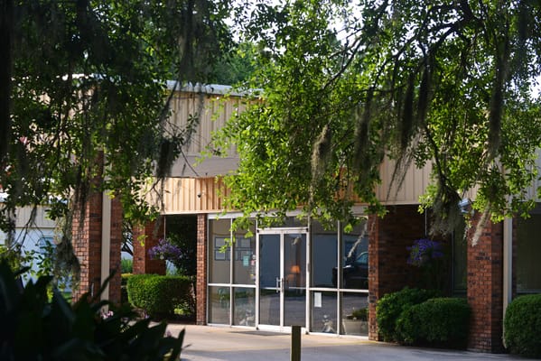 Exterior view of Lacombe Nursing Centre entrance