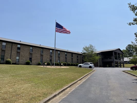 Exterior view of Silver Lakes Senior Living facility