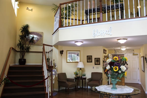 Bright, welcoming entrance area with decor