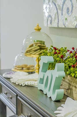Decorative table arrangement with cookies and an 'Eat' sign