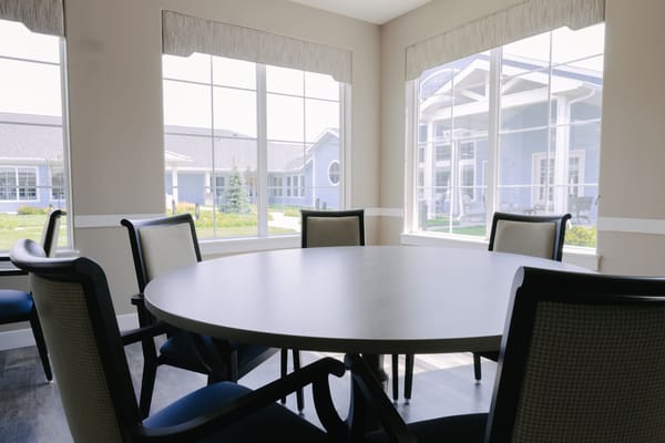 Interior view of a common area with round table and chairs