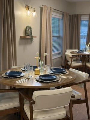 A nicely set dining room with blue plates and decor