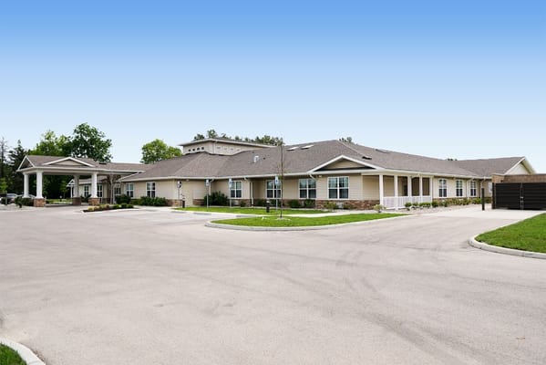 Exterior view of Lincolnshire Place assisted living facility