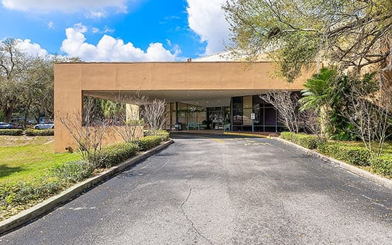 Exterior view of Oak Haven Rehabilitation center entrance