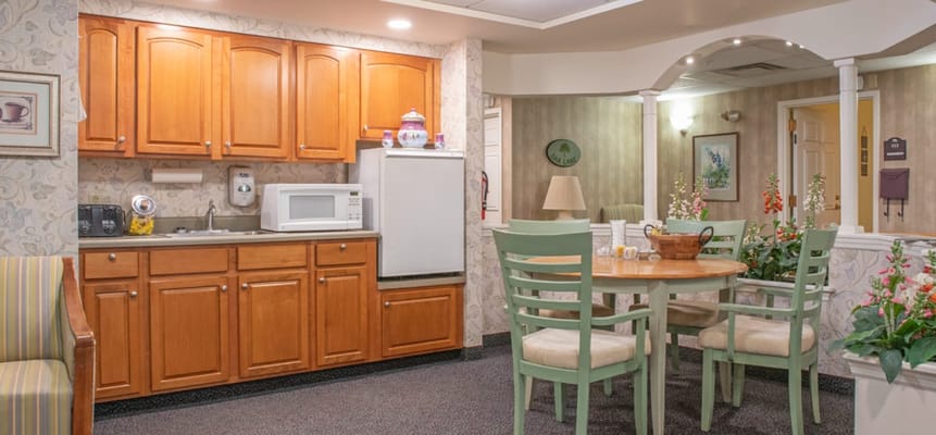 Cozy common area with kitchen and dining table