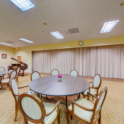 Common area with a round table and chairs