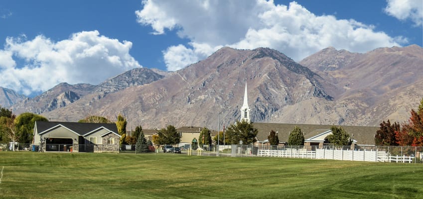 Outdoor view of Hearthstone Manor with mountains in the background