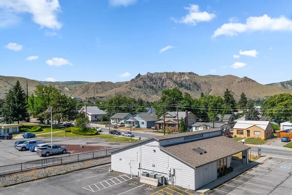 Exterior view of Colonial Vista Senior Living with mountains in background