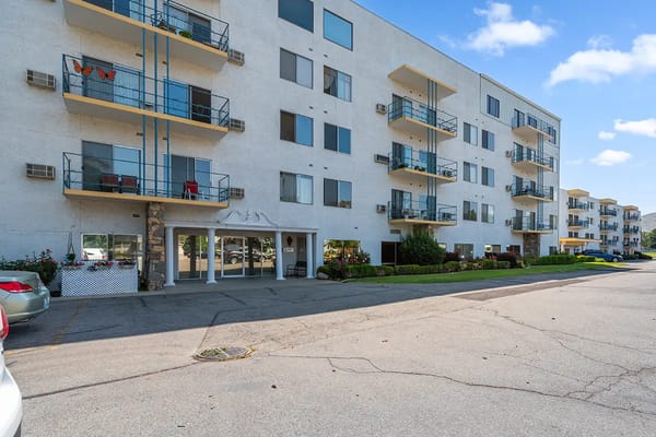 Exterior view of Colonial Vista Senior Living facility