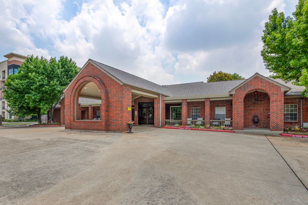 Exterior view of Braeswood Estates Senior Living entrance
