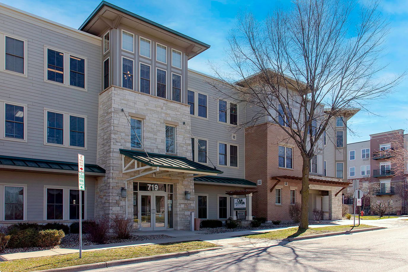 Front entrance of Oak Park Place Madison East