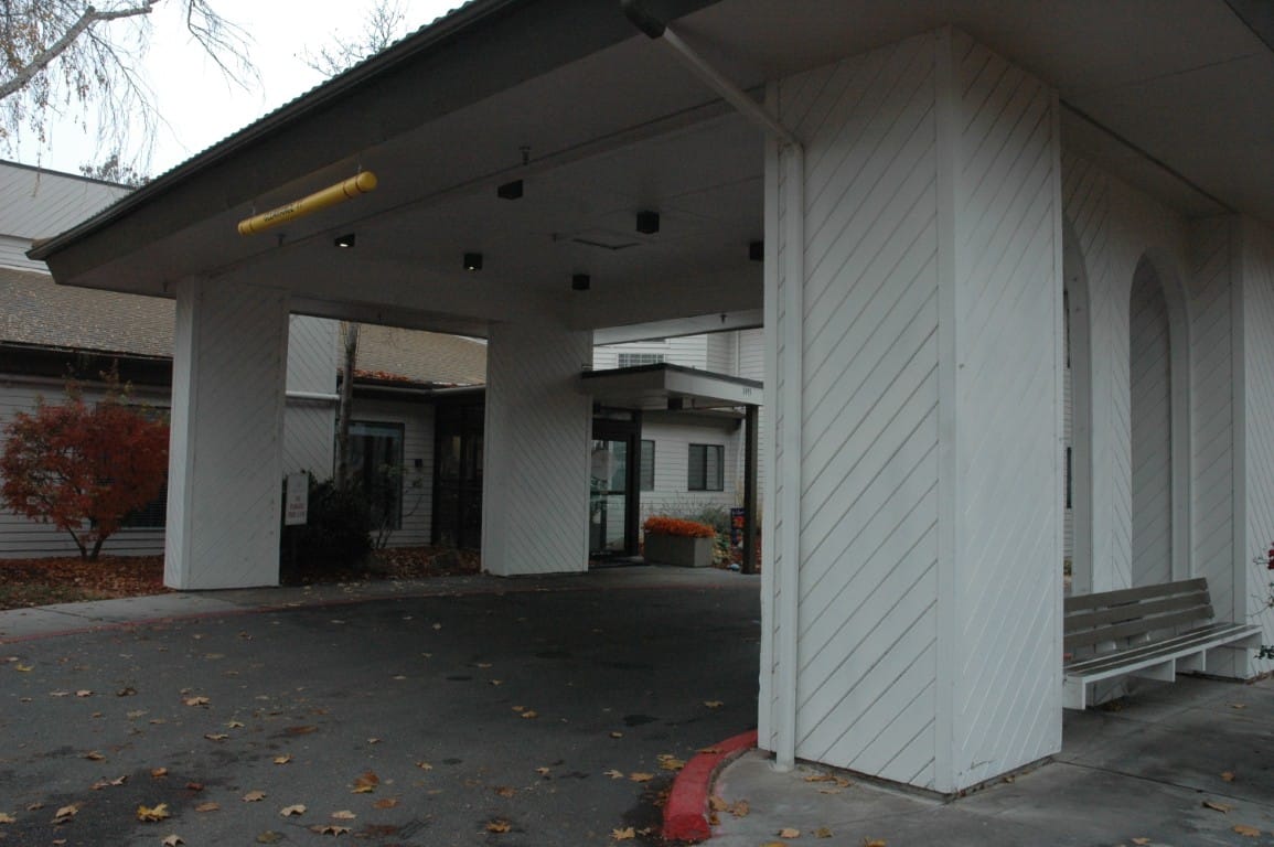Covered entrance of Arbor Village at Hillcrest
