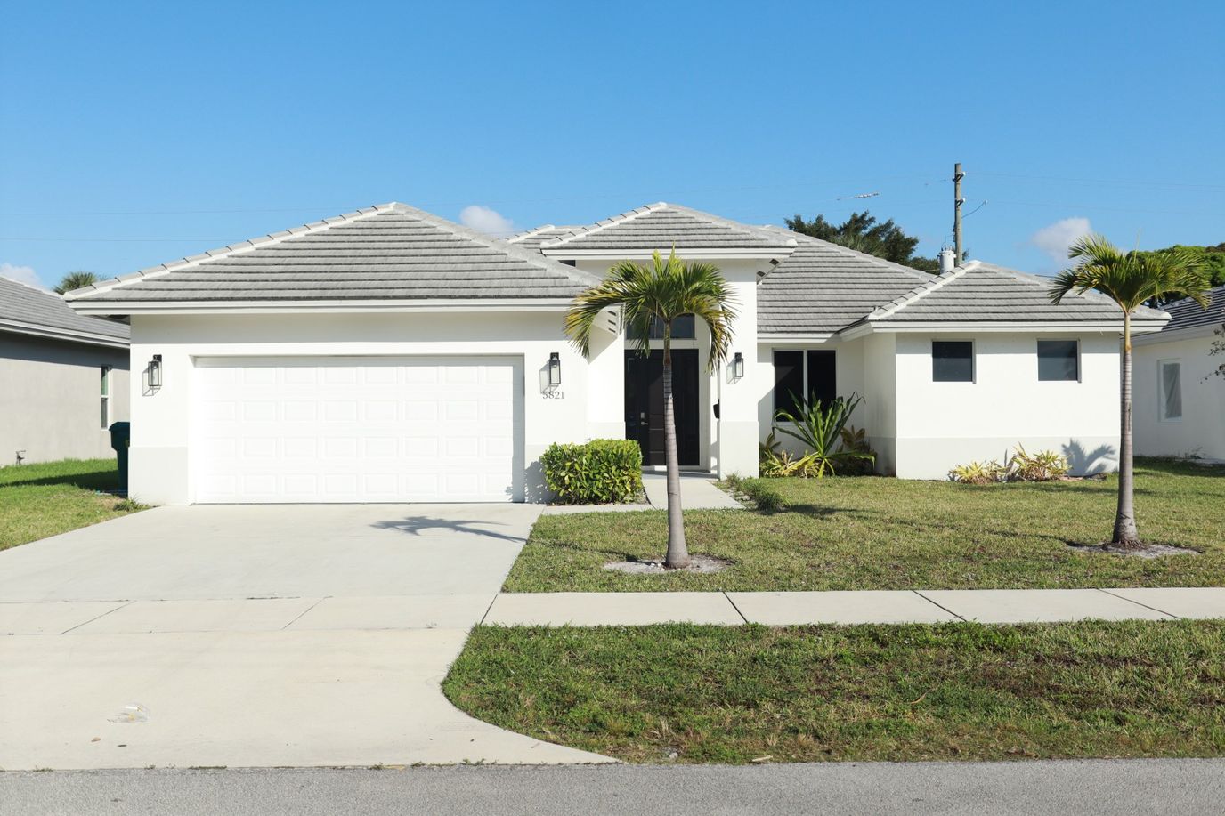 Exterior view of Lauderhill Family Care Retirement