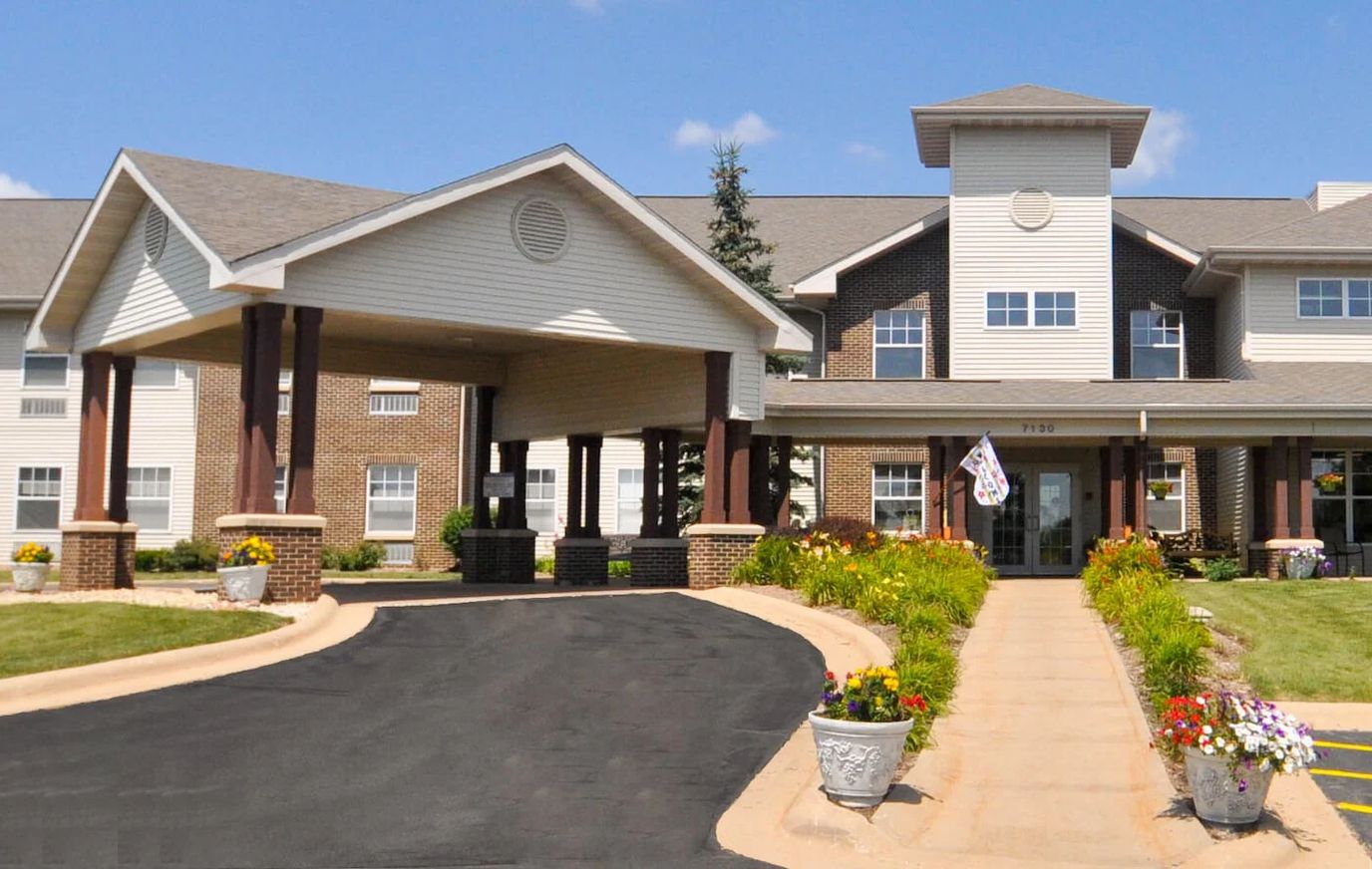 Exterior view of Cedarhurst of Rockford entrance