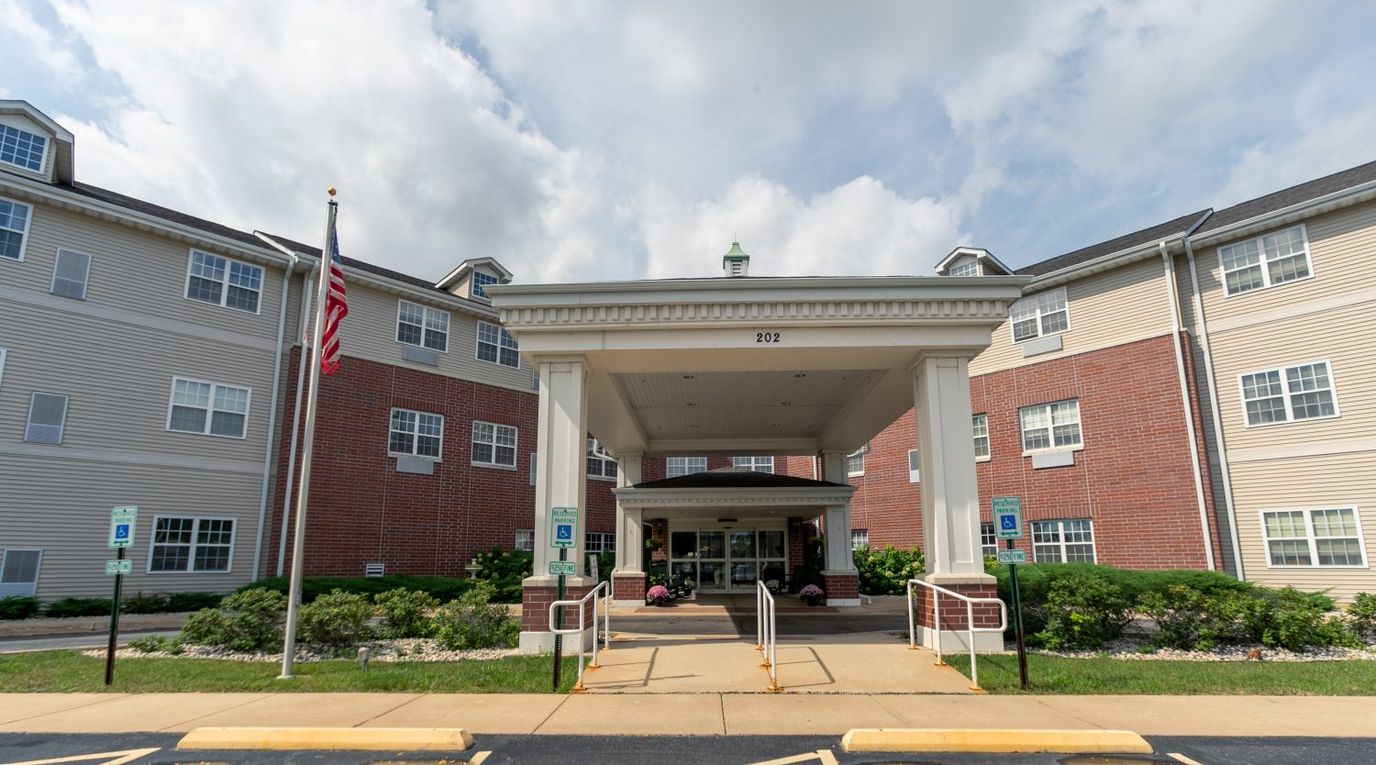 Front entrance of Heritage Woods of Rockford