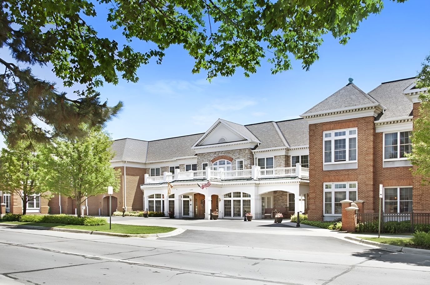 Exterior view of the Sunrise of Grosse Pointe Woods facility