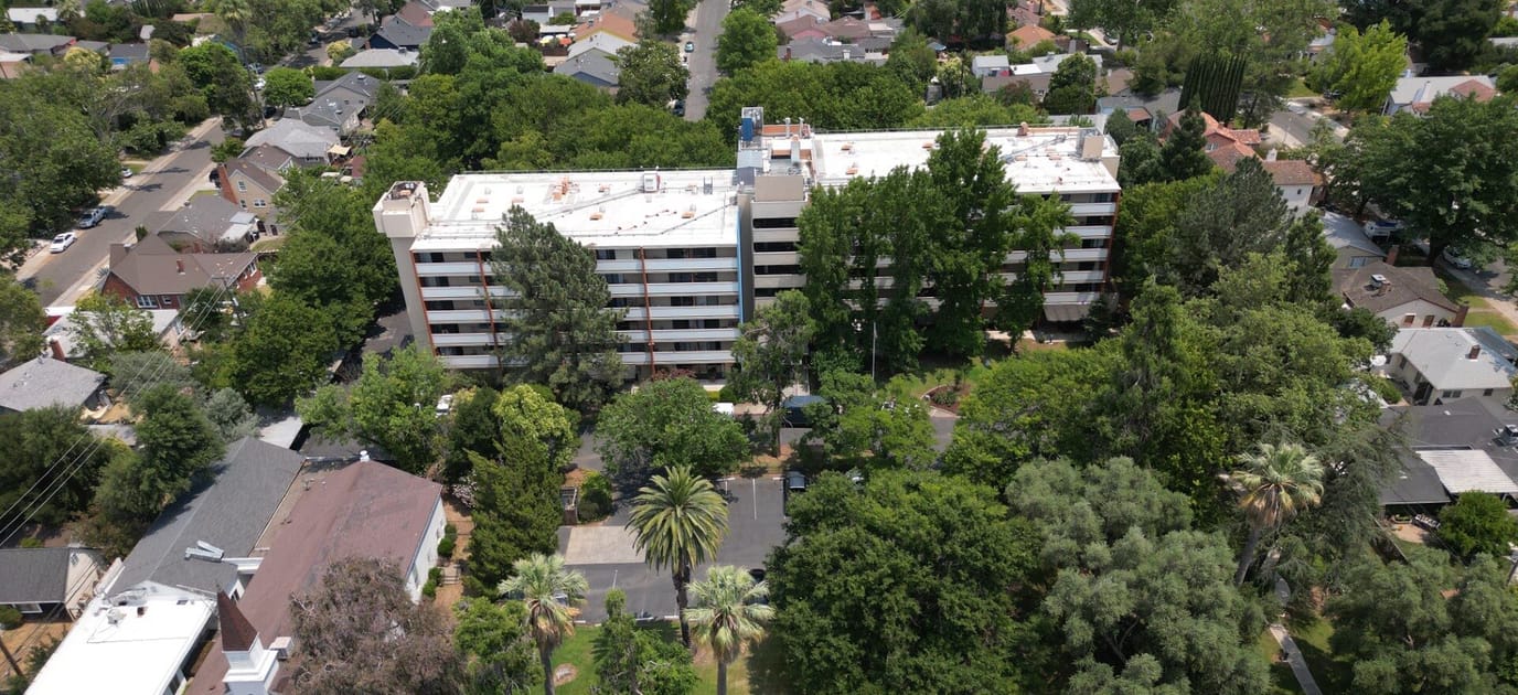 Aerial view of Eskaton Land Park surrounded by greenery