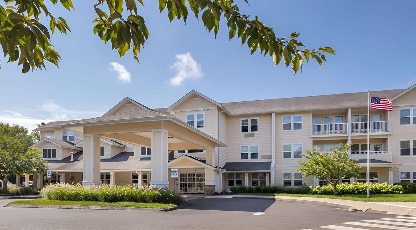 Exterior view of Holiday White Oaks with landscaping