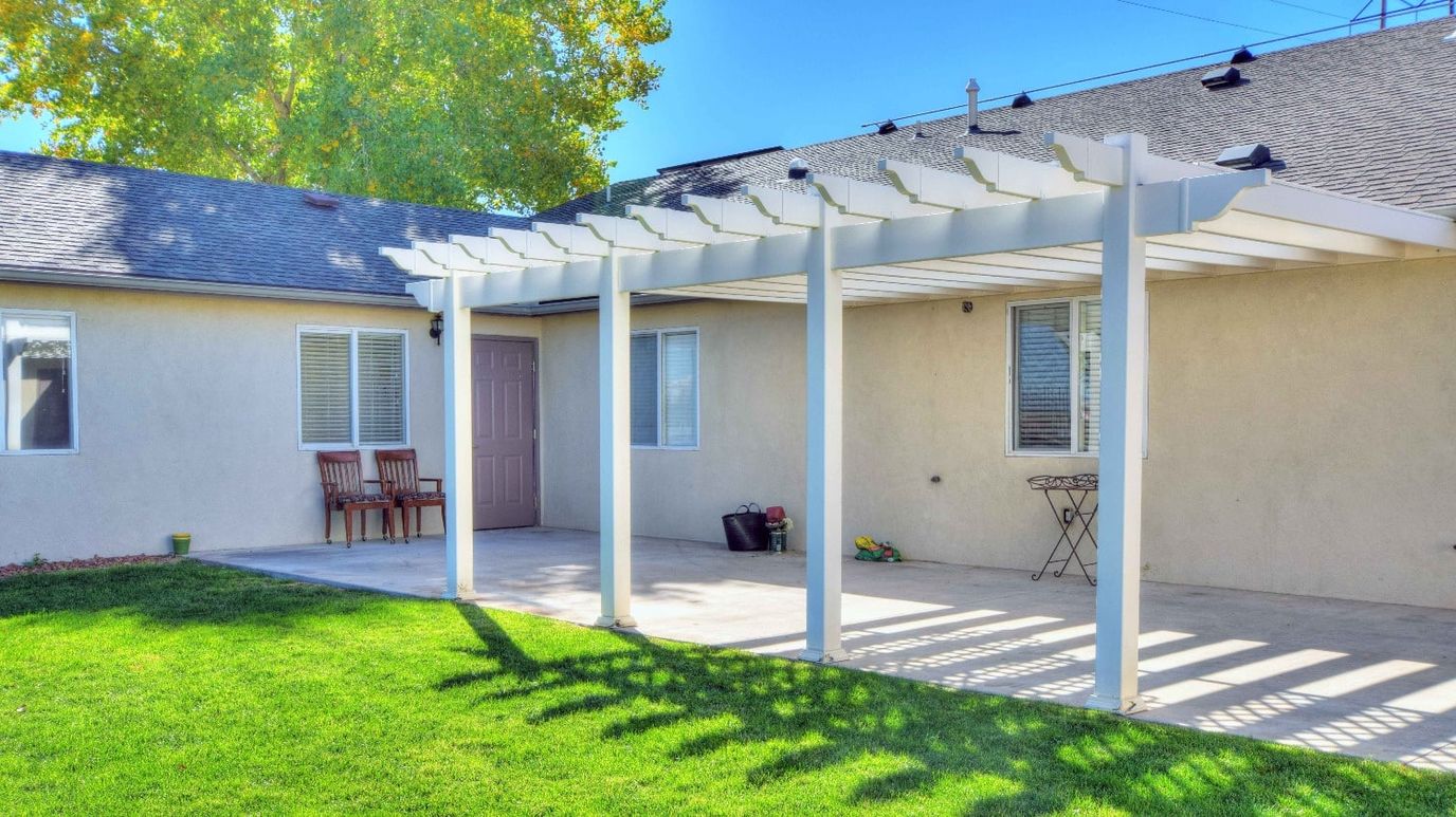 BeeHive Homes of Rio Rancho, assisted living in Rio Rancho, NM — Patio with pergola and green lawn area