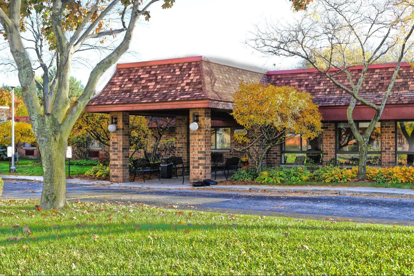 Exterior view of The Arbor Inn with fall foliage