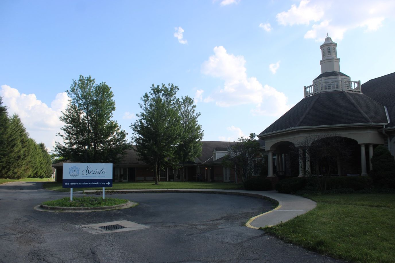 Exterior view of The Villas of Scioto with garden