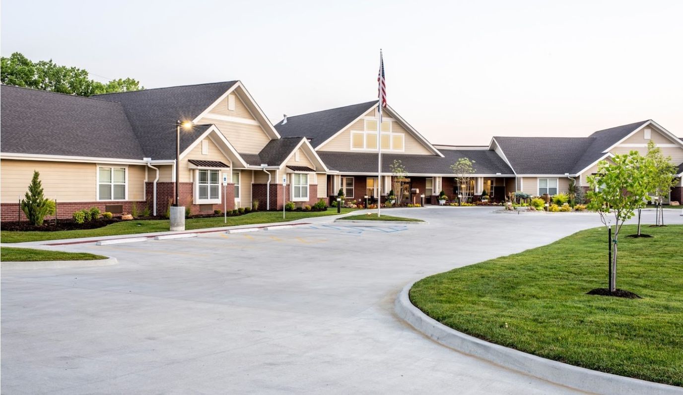 Exterior view of Cross Creek at Lee's Summit facility