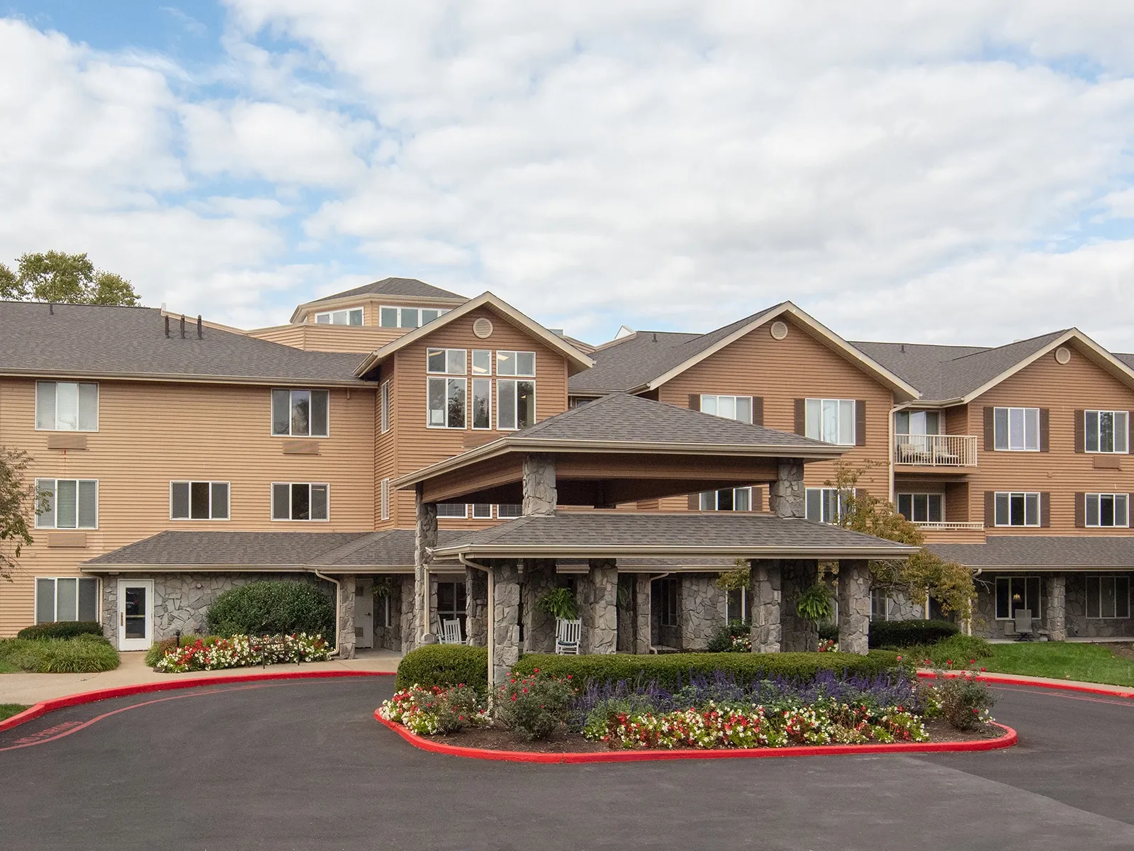Exterior view of Holiday Hartland Hills facility