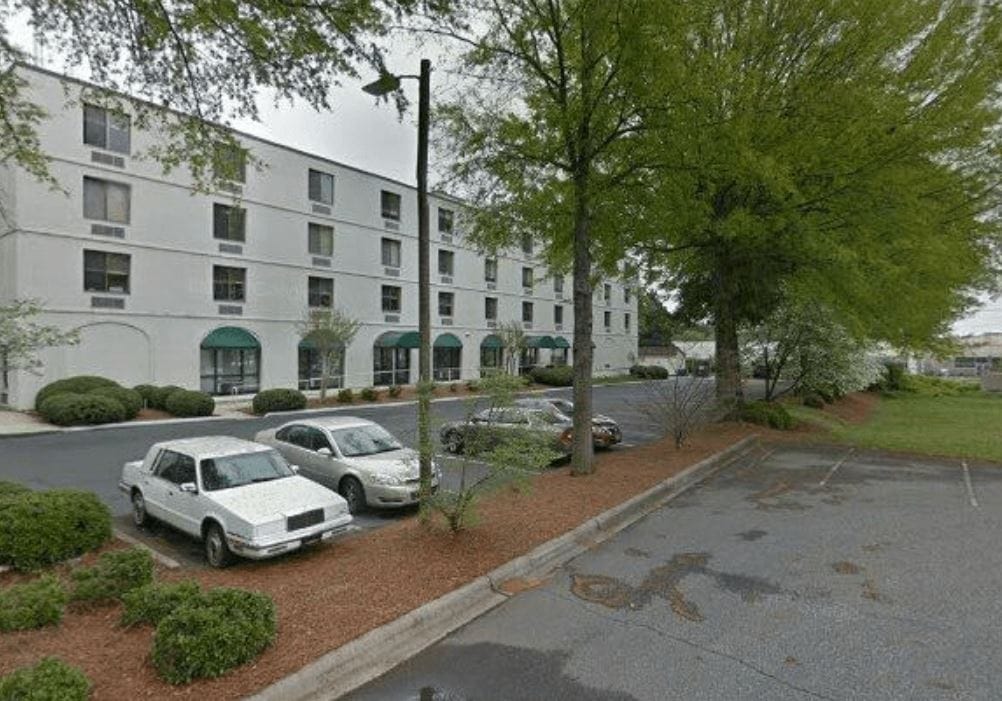 Exterior view of Ivy at Clemmons with parking