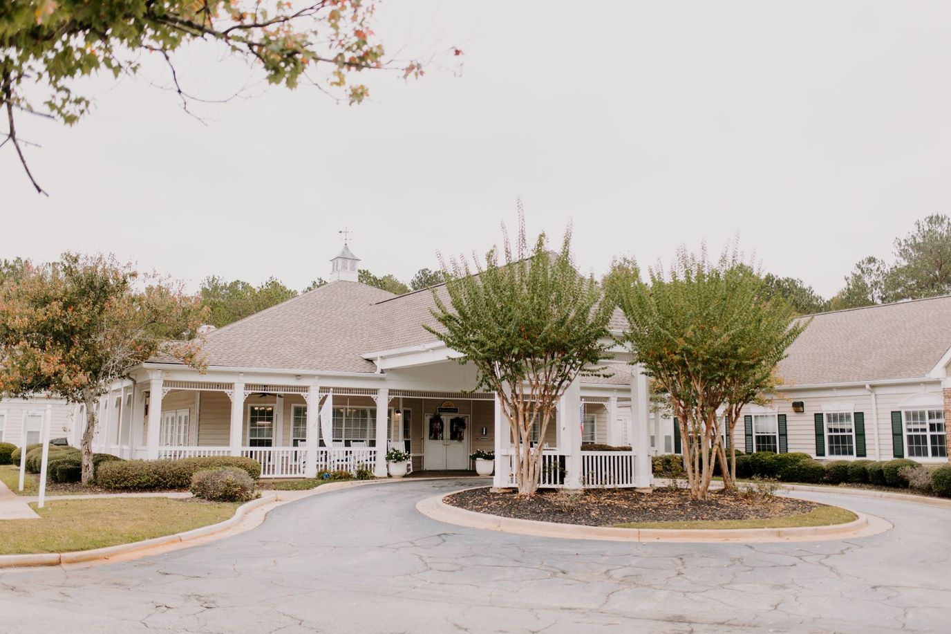 Exterior view of the Oaks at Lake Wildwood entrance