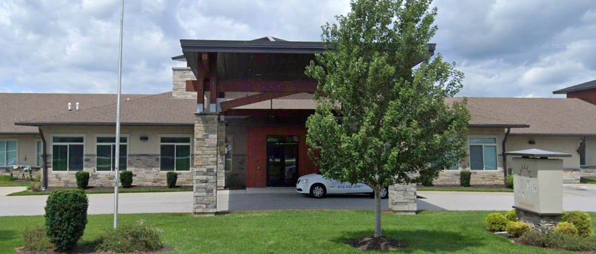 Front entrance of Sunterra Springs Independence nursing home