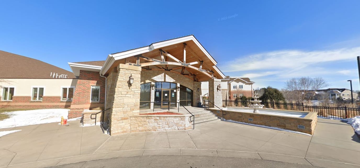 Entrance of Wealshire of Bloomington with a patio and fountain
