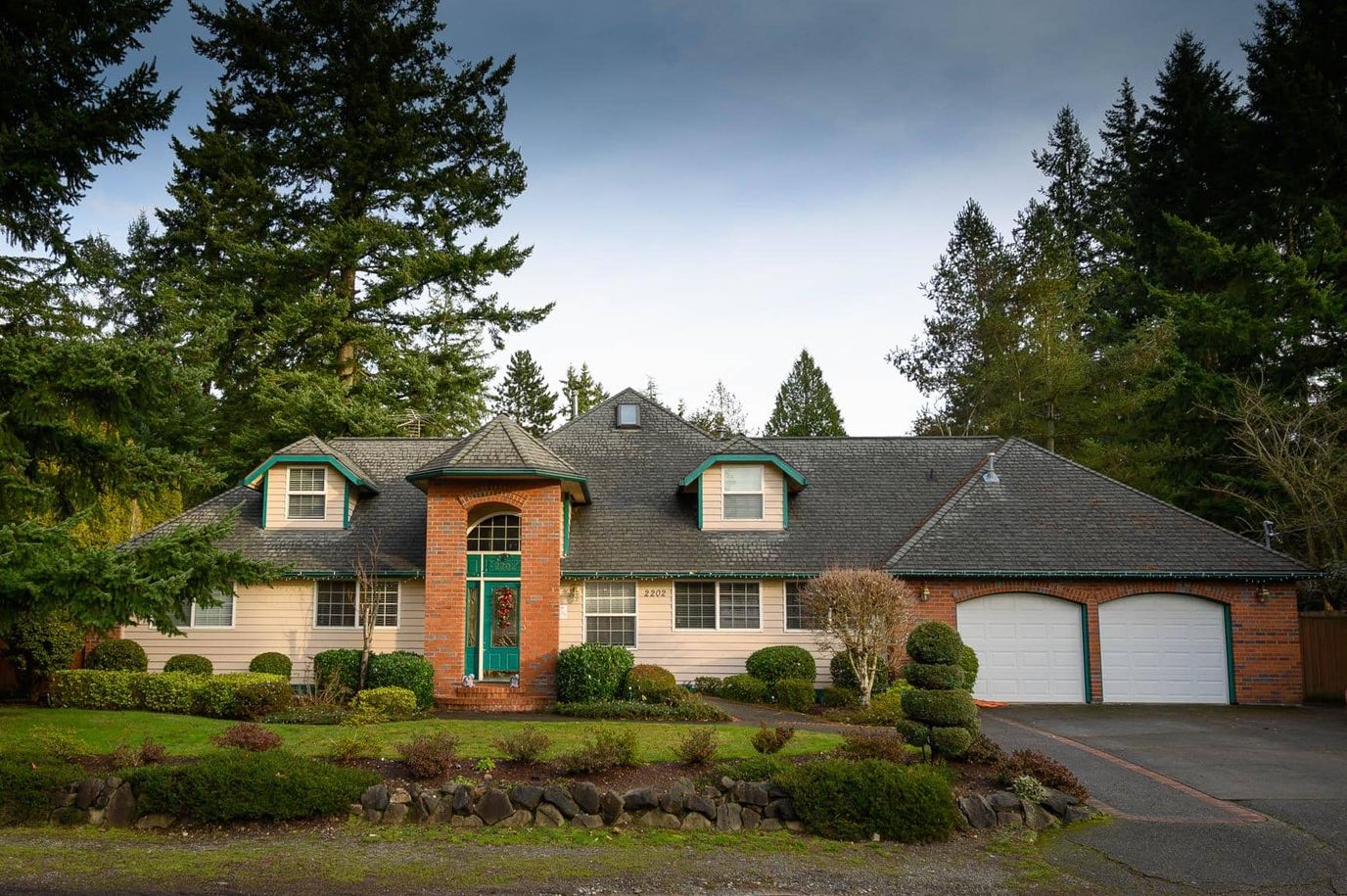 Exterior view of Bellevue Haven AFH surrounded by trees