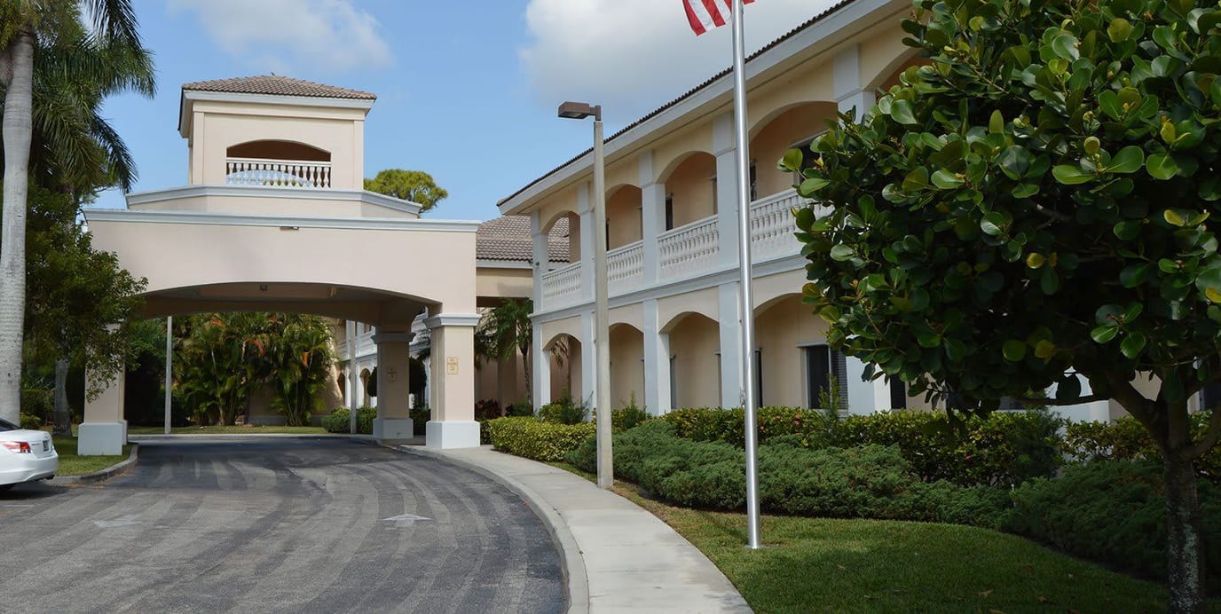 Exterior view of Courtyard Gardens of Jupiter facility