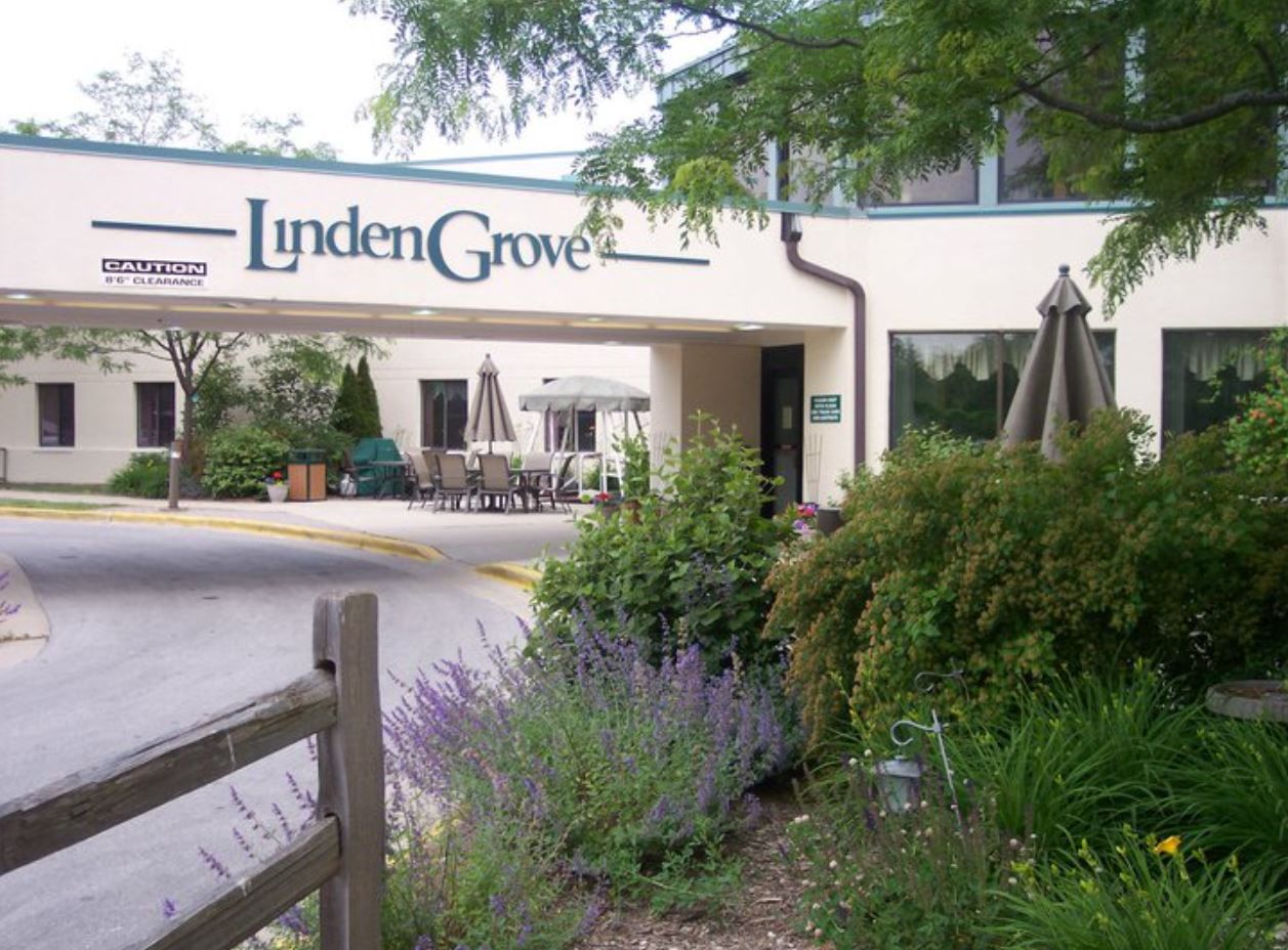 Entrance of LindenGrove Menomonee Falls with outdoor seating